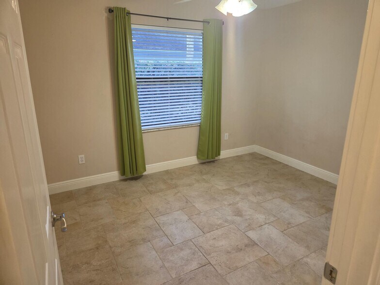 Building Photo - 142 Queens Ln
