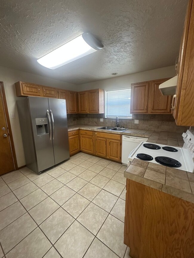 Building Photo - 3 Bedroom 2 Bath Home!