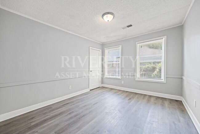 Building Photo - A Must SEE 4-Bedroom / 2-Full Bathroom!!!!...