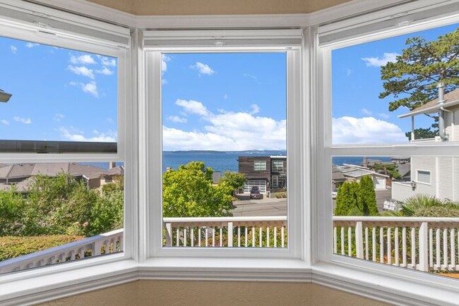Building Photo - Charming Beach Drive Craftsman w/ AC and V...