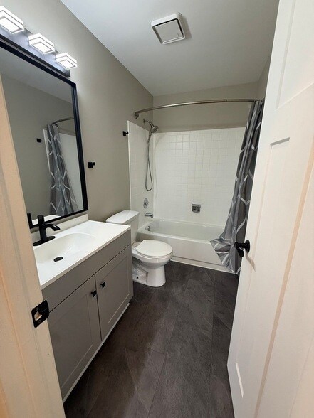 Building Photo - 673 Thorntree Ct
