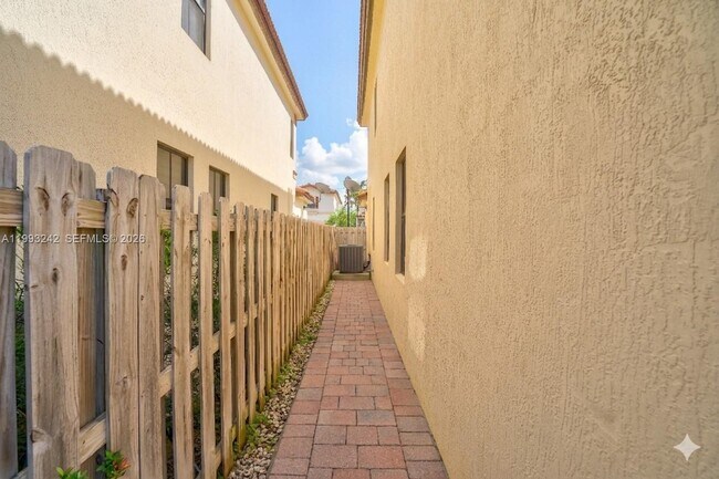 Building Photo - 10021 NW 87th Terrace