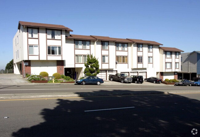 Building Photo - 550 Clarinada Ave