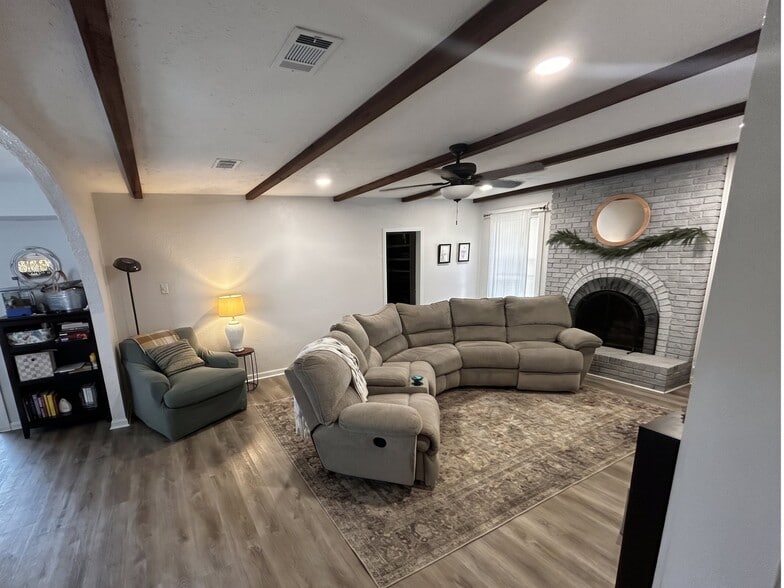 Building Photo - 118 Loizos Dr NW