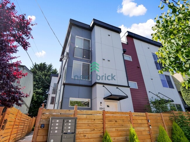 Building Photo - 2 Bed 2 Bath Spacious Townhome