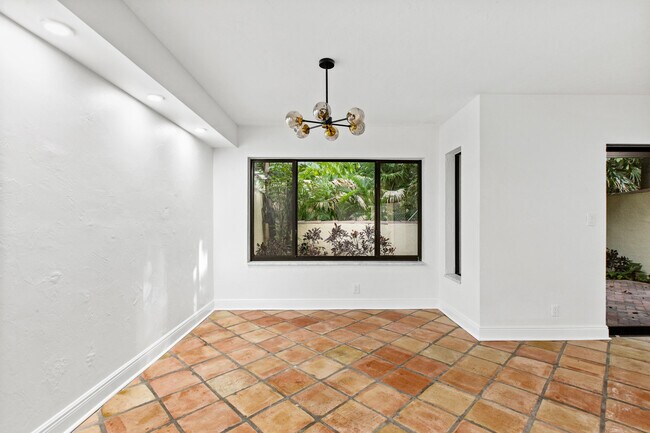 Building Photo - 19 Vía Lago