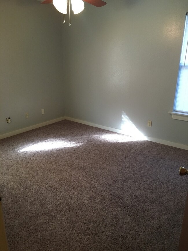 Building Photo - Cozy 2Br/1Ba House tucked away just off SW...