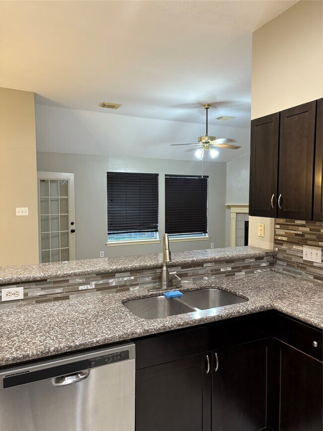 Building Photo - 16111 April Ridge Dr