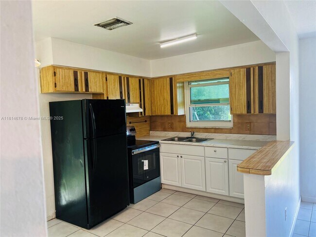 Building Photo - 4680 SW 29th Terrace