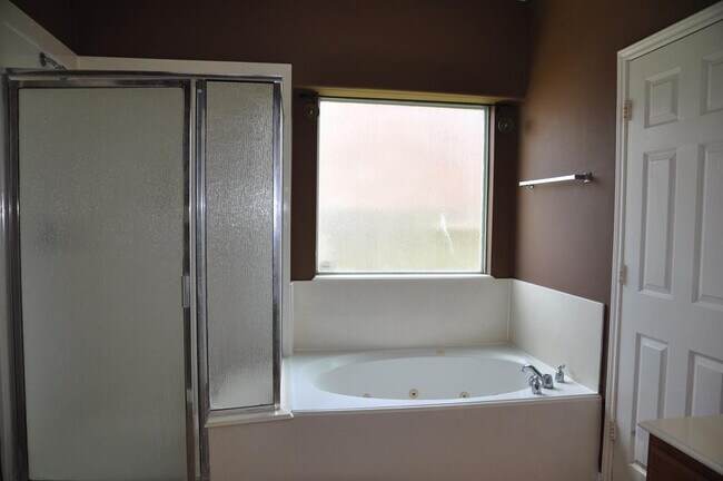 Building Photo - 2222 Drake Falls Dr