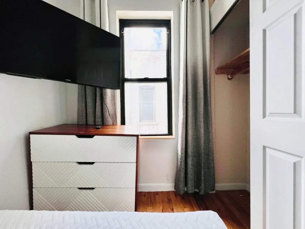 Building Photo - Furnished room/NOT APARTMENT