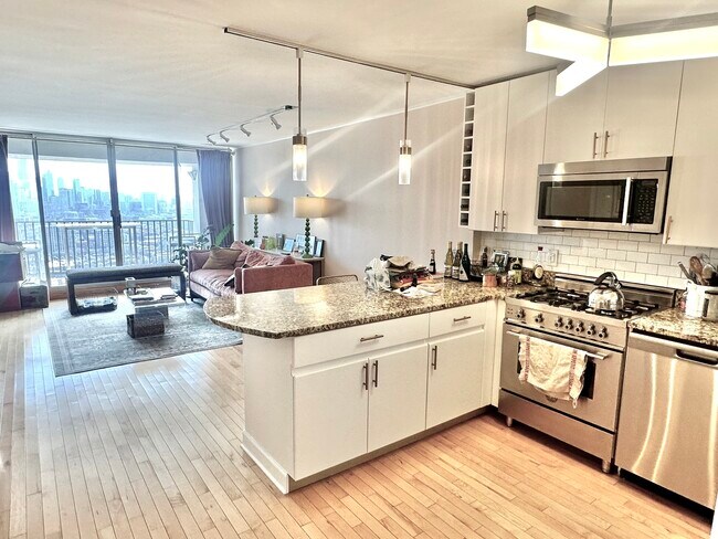 Building Photo - 1960 N Lincoln Park W