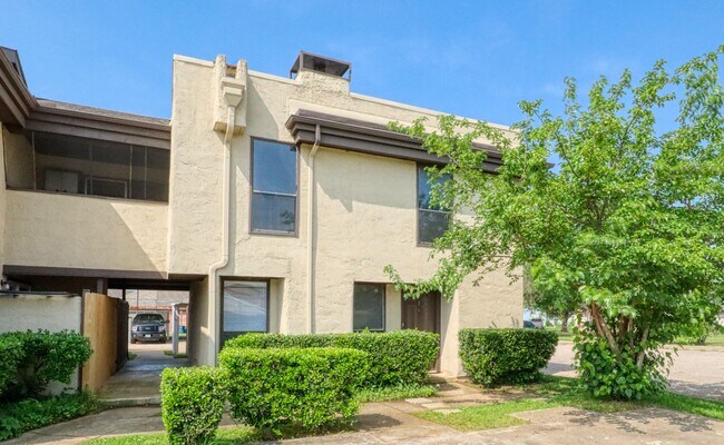 Primary Photo - 413 Lakeway Dr
