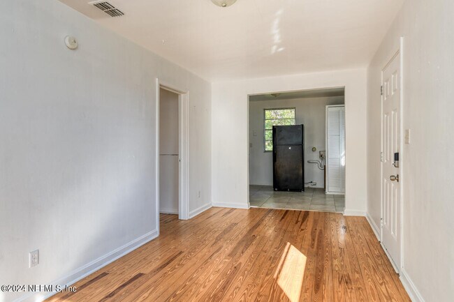 Building Photo - 1265 W 26th St