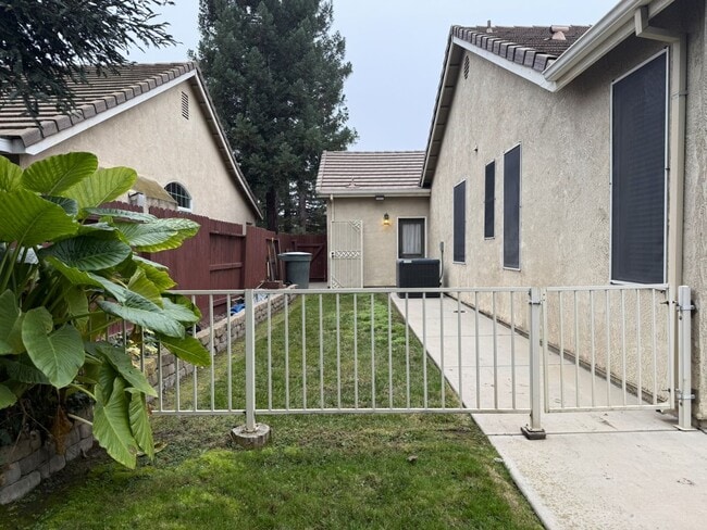 Building Photo - Polished and Chic 4/2 Available NOW!!