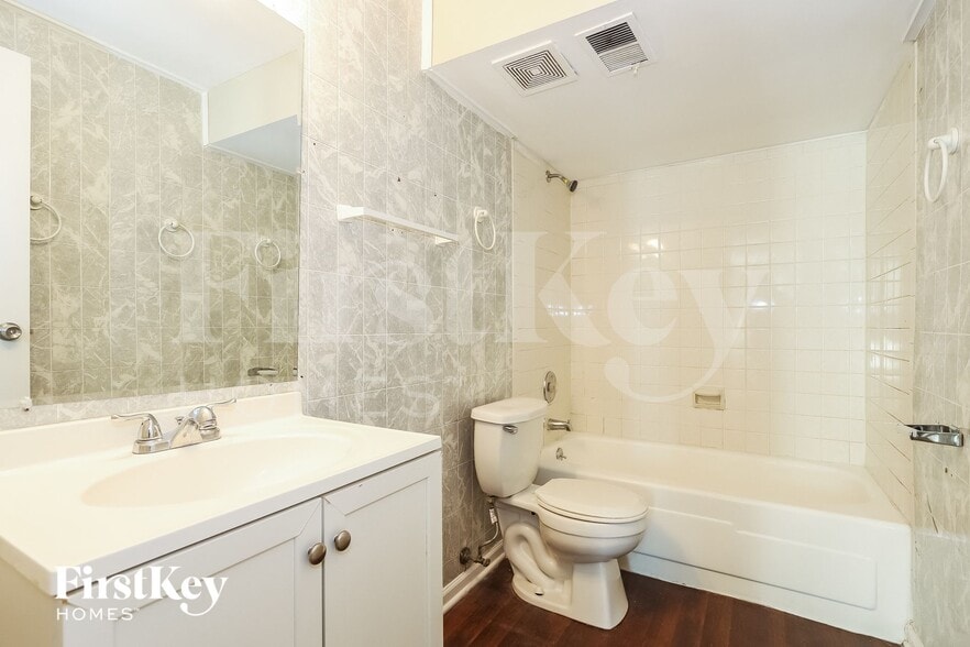 Building Photo - 642 Bradley Ave