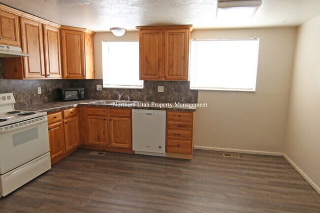 Building Photo - 3 Bed 1 Bath Duplex