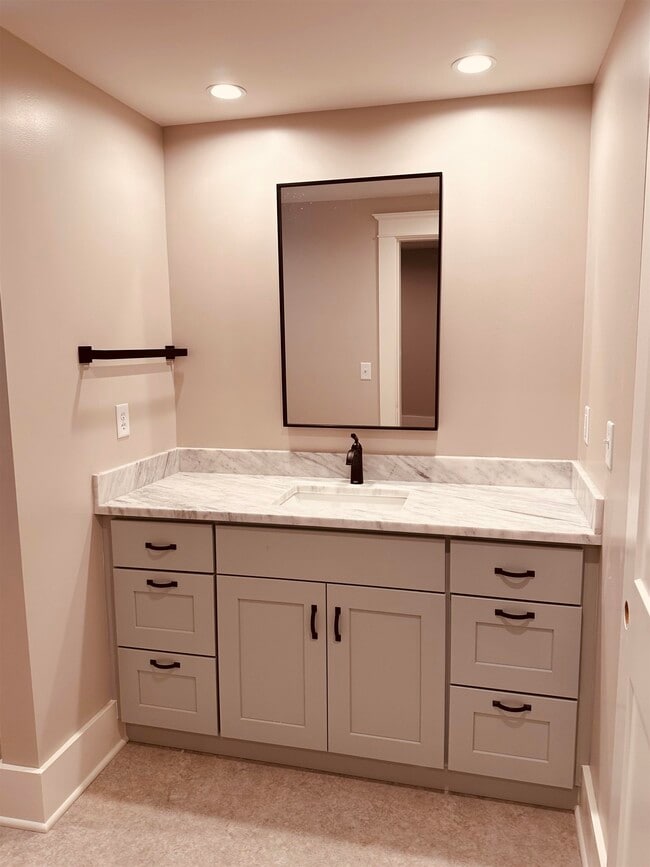 Building Photo - 30 High St