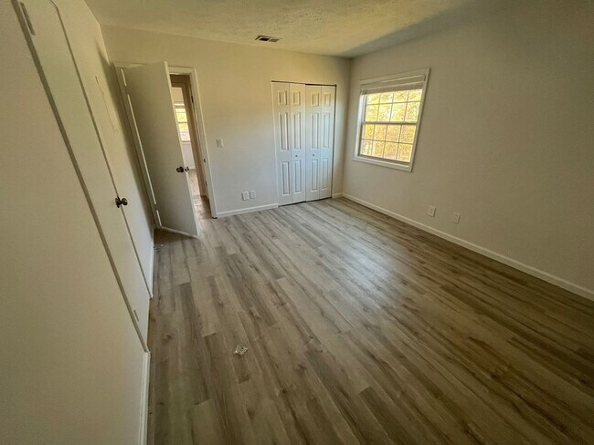Building Photo - Modern 2-Bed, 1-Bath Oasis with Central Ai...