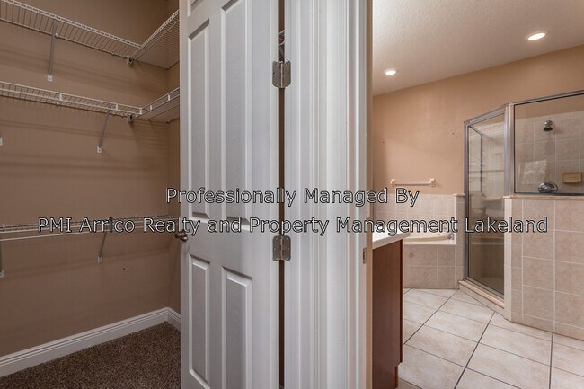 Building Photo - 3960 Sunset Lake Dr