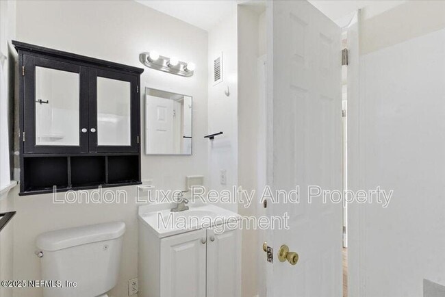 Building Photo - 909 La Marche Dr