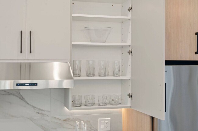 Building Photo - 801 S Western Ave