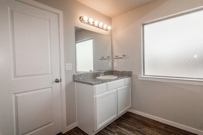 Building Photo - 2002 Kenwood Ave