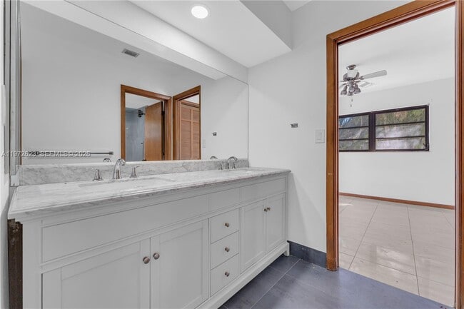 Building Photo - 15305 SW 74th Ct