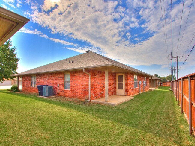 Building Photo - 2409 Kyle Robert Ln