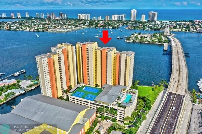 Building Photo - 2640 Lake Shore Dr