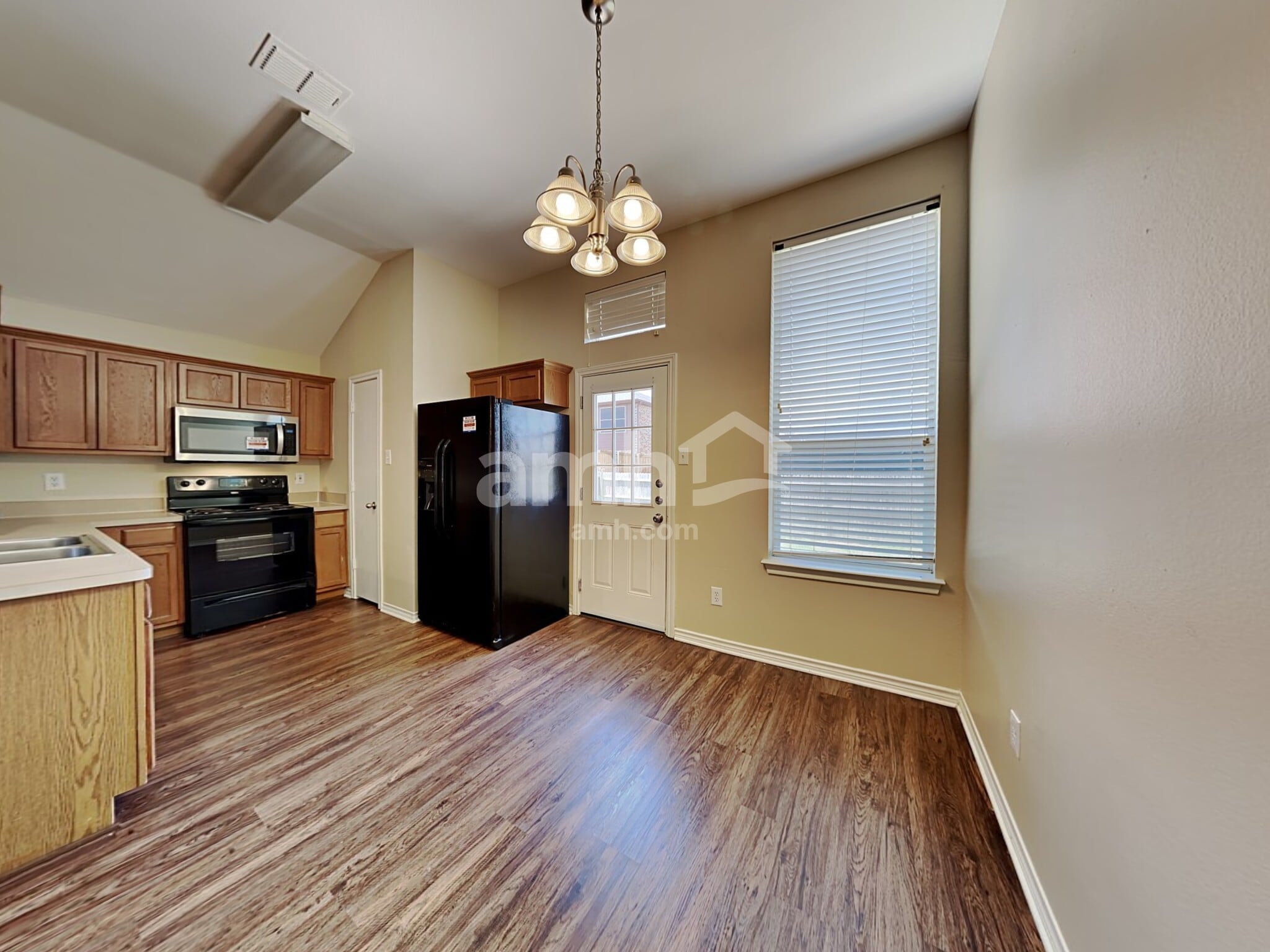 Building Photo - 3013 Lake Side Dr