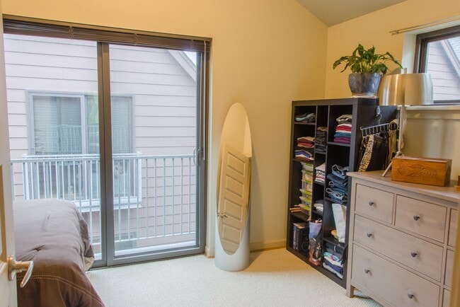 Building Photo - 2Bd/1.5Ba Seattle Townhouse