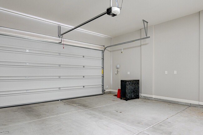Building Photo - COMFY and NEW 3 Bedroom Home in Skye Canyon!