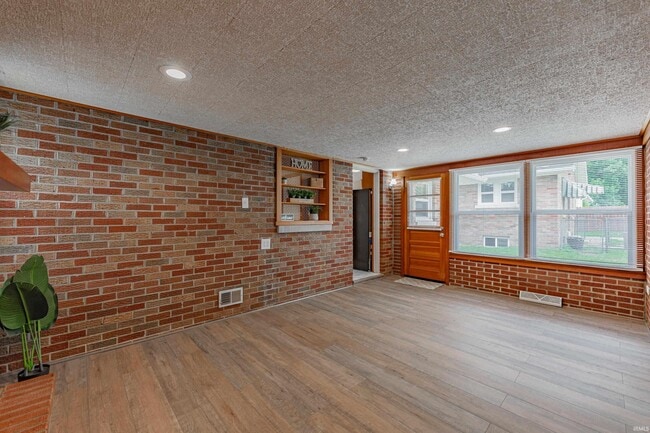 Building Photo - 812 S Cullen Ave