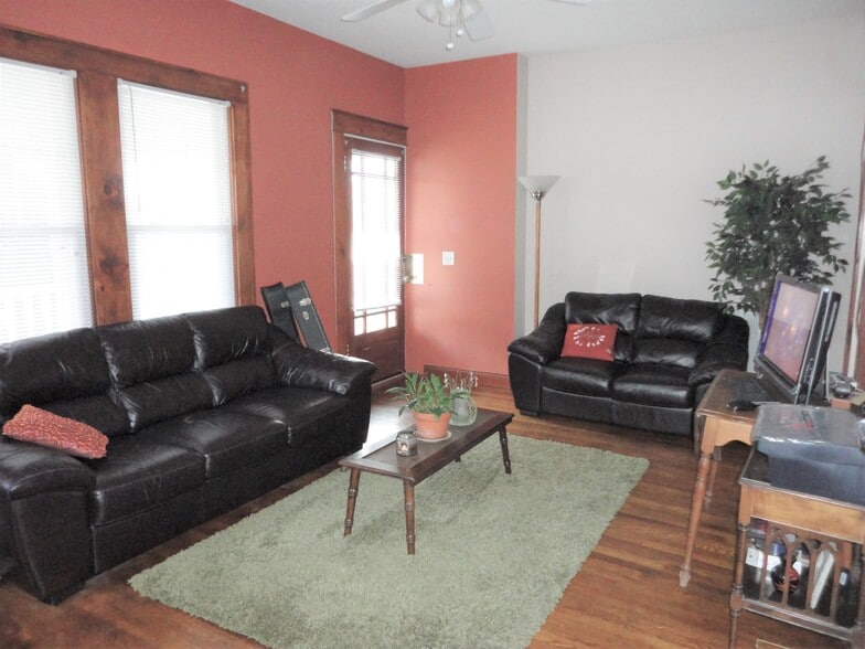 Building Photo - 923 E Hillcrest Dr