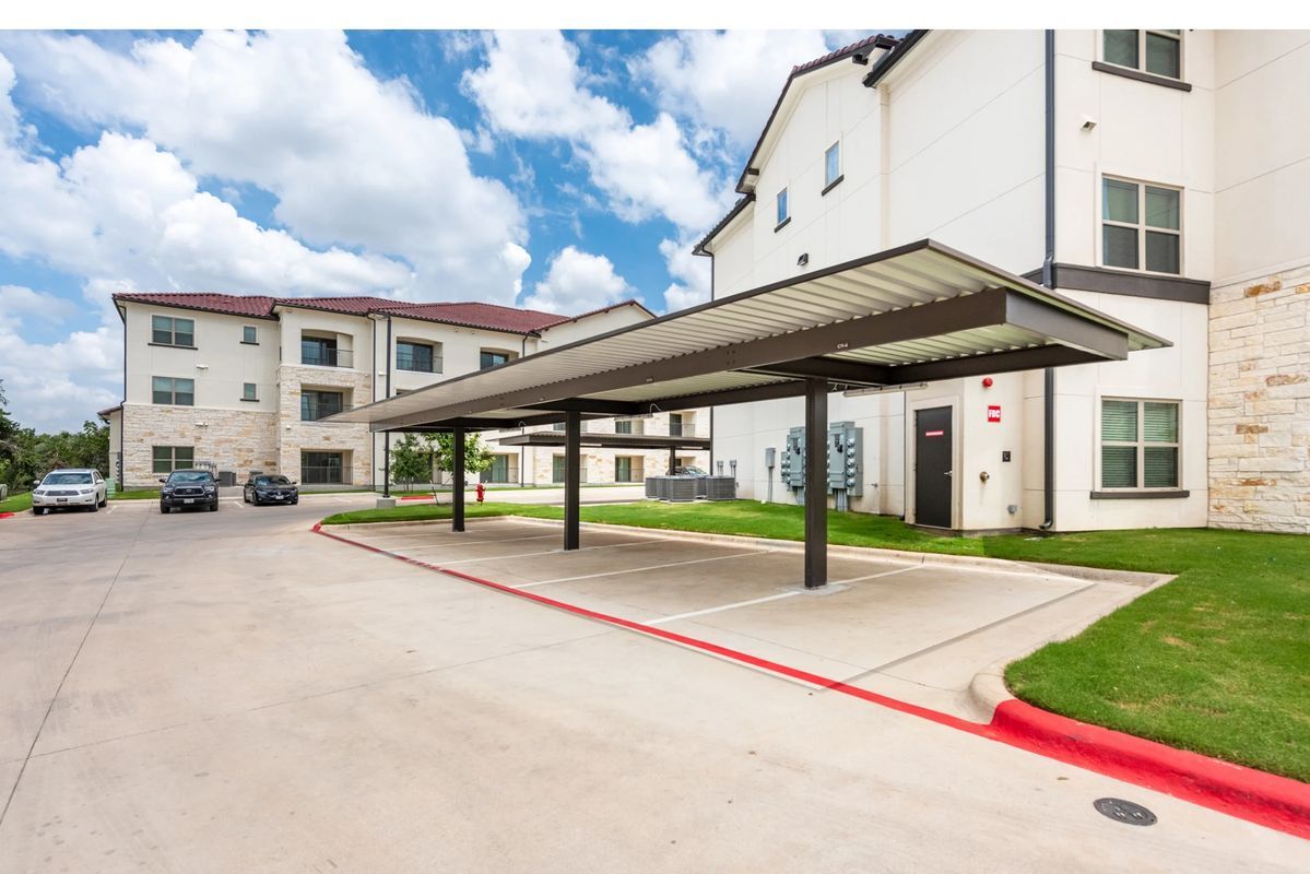 Building Photo - 9225 N Lake Creek Pkwy