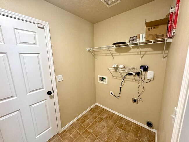 Building Photo - Spacious 5-Bedroom Home with 3-Car Garage in Nampa