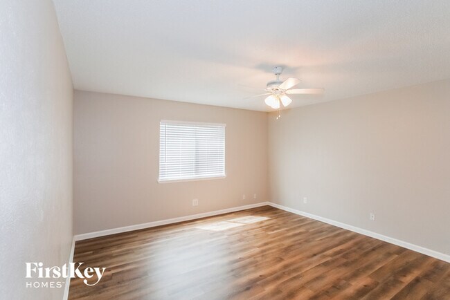 Building Photo - 1300 Royal Oak Dr