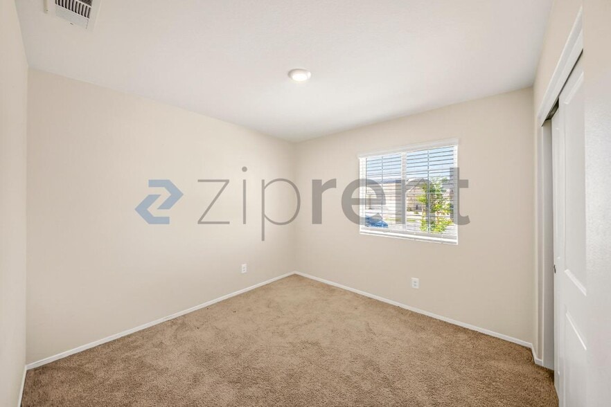 Building Photo - Unit