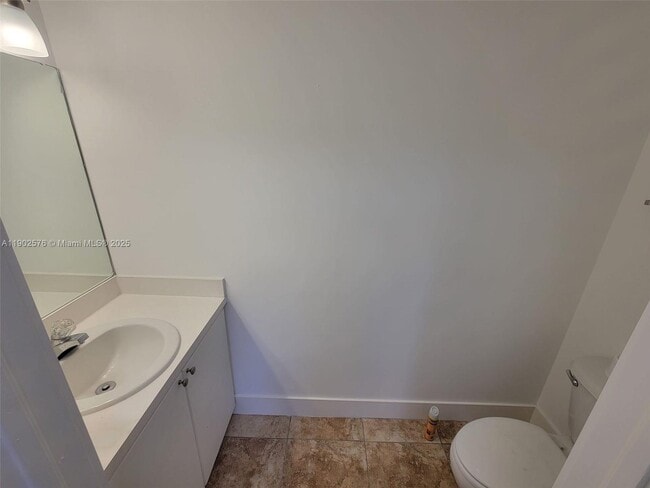 Building Photo - 357 N Royal Poinciana Blvd