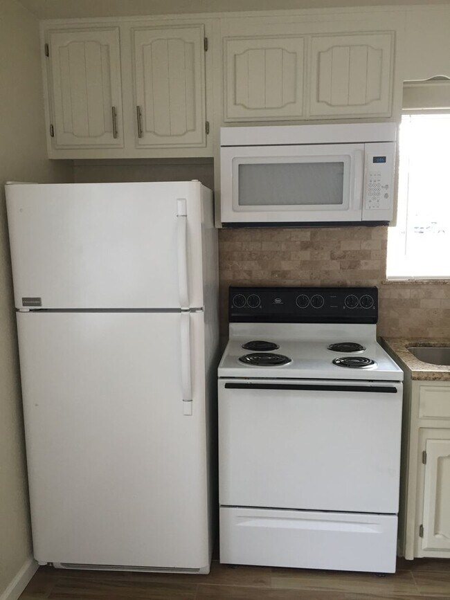 Building Photo - 407/409E. Alexander