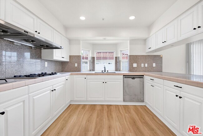 Building Photo - 5532 Angelus Ave