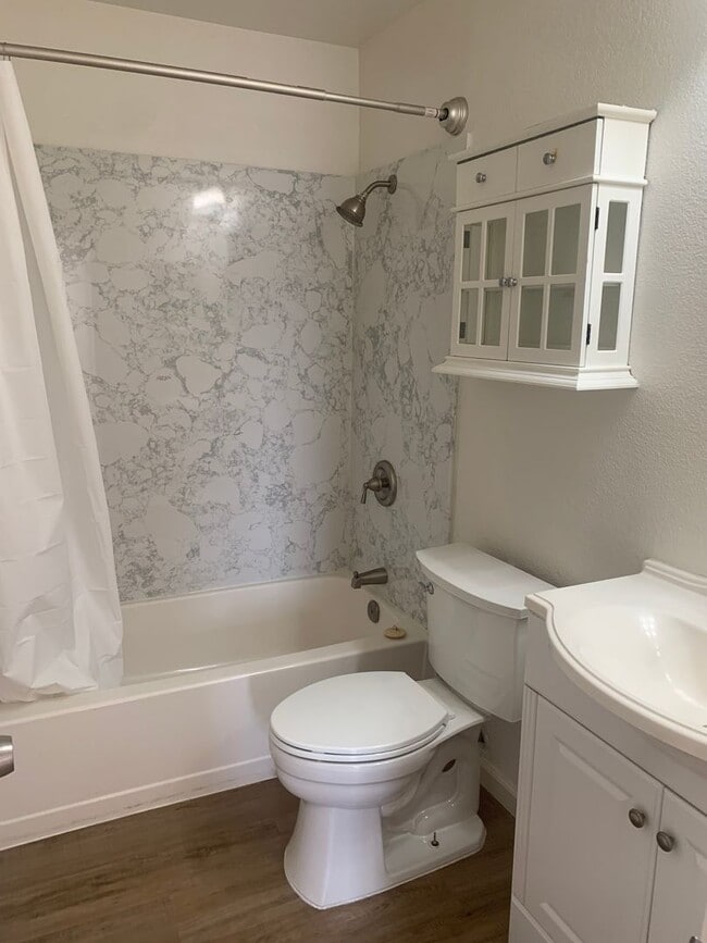 Building Photo - Updated Fairfield Apartment