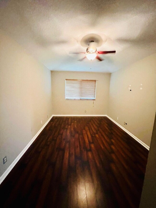 Building Photo - 2072 Oakhurst Way