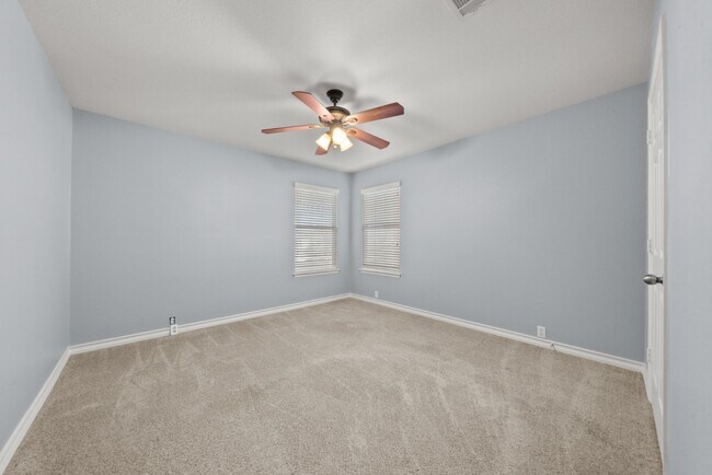 Building Photo - Amazing Pool. stunning 5bed, 3bath, 3Car G...