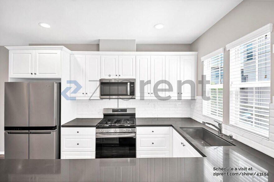 Building Photo - 833 Iris Way