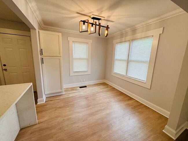 Building Photo - Adorable home minutes from everything