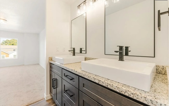 Building Photo - 5856 SE 18th St