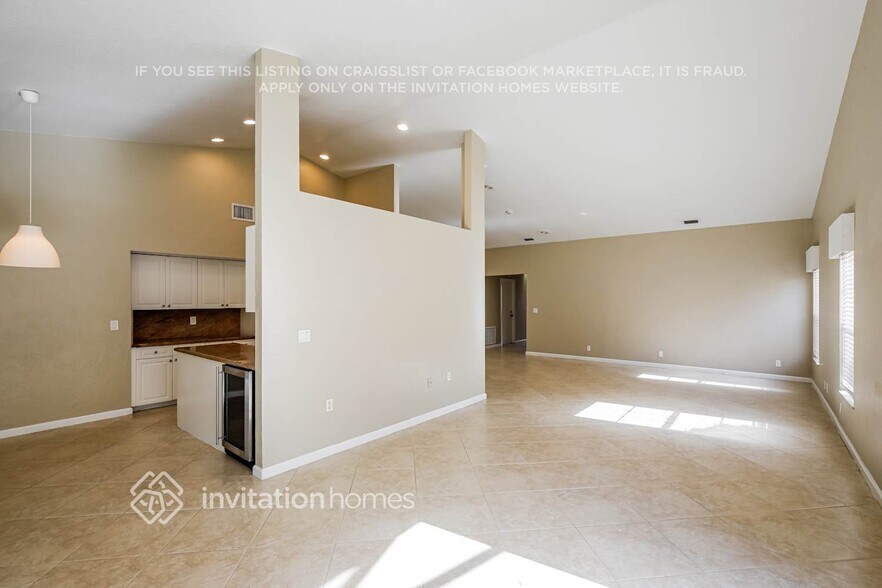 Building Photo - 7045 Golf Pointe Cir