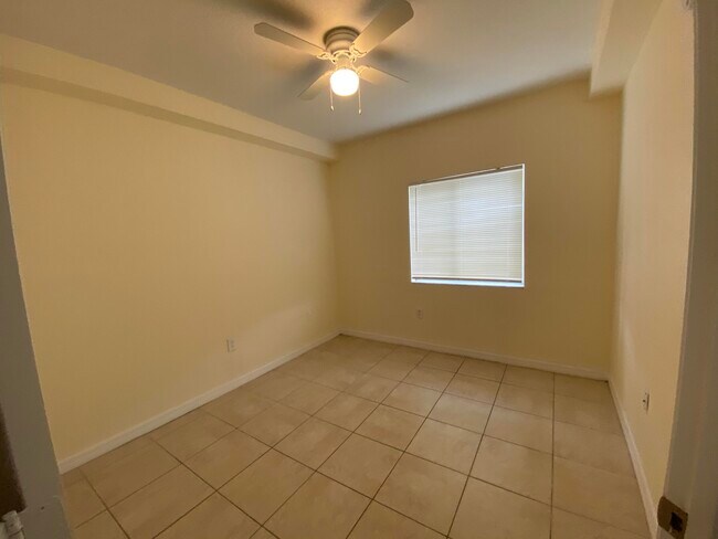 Building Photo - 1157 Golden Lakes Blvd